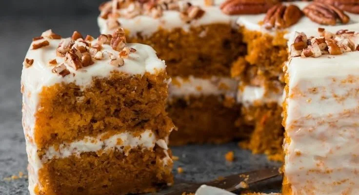 Leckeres Stück amerikanischer Kürbiskuchen mit Sahne dekoriert