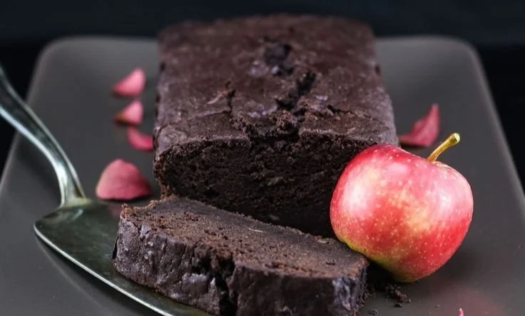 Saftiger Apfel-Brownie-Kuchen mit Äpfeln und Schokolade