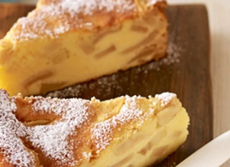 Apfelkuchen mit Grieß, frisch gebacken auf einem Teller serviert