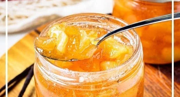 Apfelmarmelade mit Vanillenote in einem Glas präsentiert
