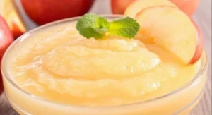 Schüssel mit hausgemachtem Apfelmus aus frischen Äpfeln