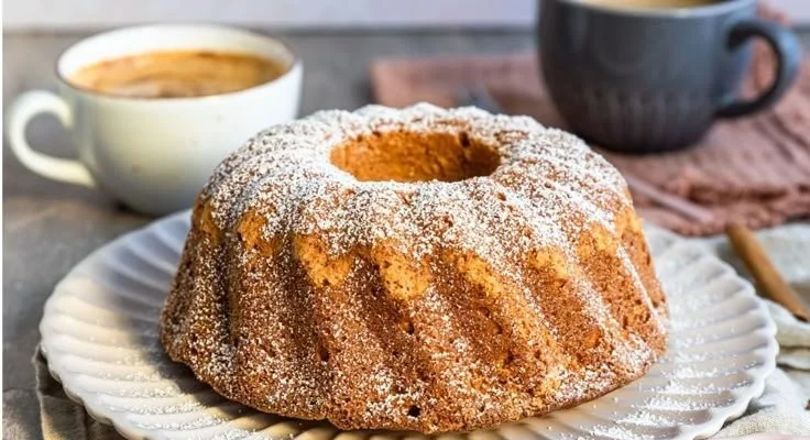 Saftiger Apfelmus-Kuchen mit Zimt, frisch gebacken