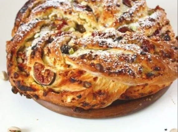 Bestes Hefekranz Rezept mit Feigen, Pistazien und Feta Käse
