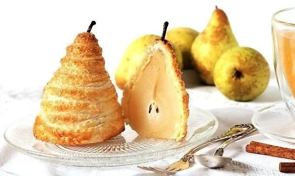 Leckeres Rezept für Birnen im Blätterteigmantel, frisch gebacken und verführerisch.