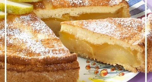 Leckerer Birnenkuchen mit Pudding auf einem Teller serviert