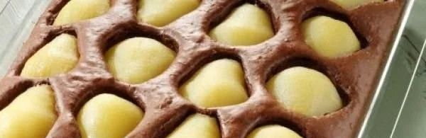 Blitzkuchen mit Birnen auf einem Teller, ideal für einen schnellen Genuss