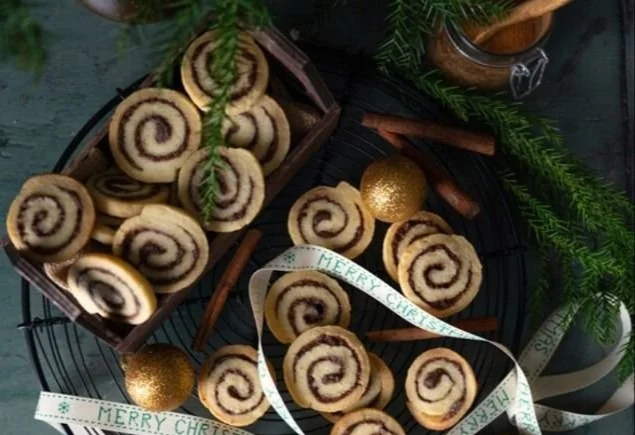 Leckere Zimtrollenplätzchen frisch gebacken auf einem Teller