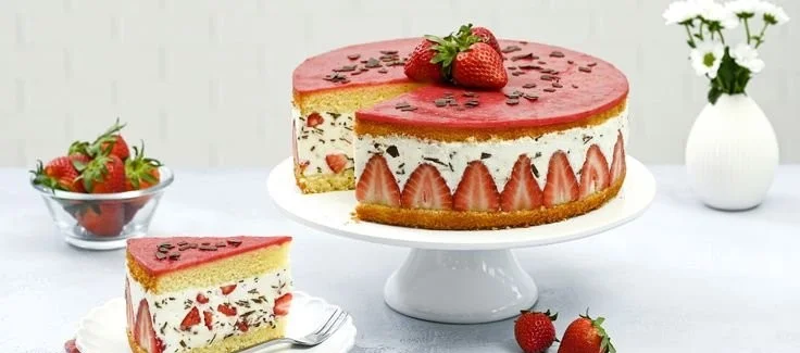 Delizieuse Erdbeertorte mit frischen Erdbeeren und Sahne