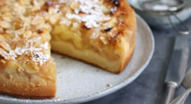 Französischer Apfelkuchen aus Großmutters Rezept mit frischen Äpfeln und goldbraunem Teig