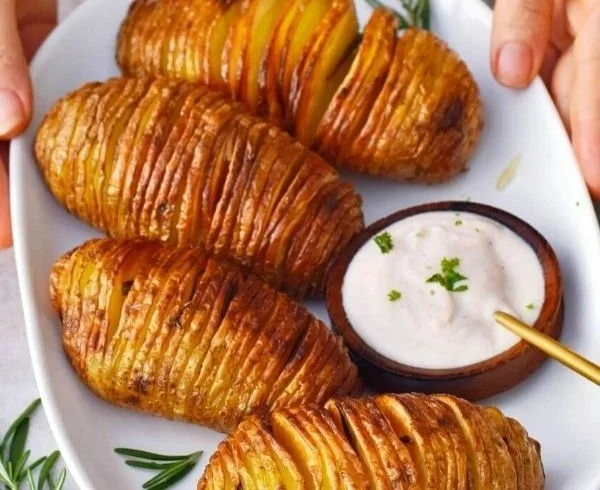 Hasselback-Kartoffeln frisch aus dem Ofen, goldbraun und knusprig.