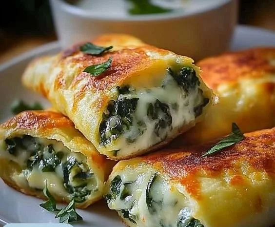 Kartoffeltaschen gefüllt mit Spinat-Frischkäse auf einem Teller serviert.