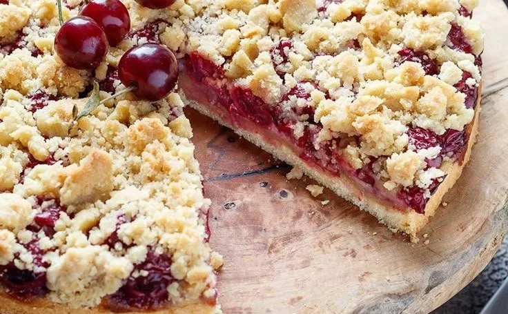 Saftiger Kirschkuchen mit Streuseln aus frischen Kirschen