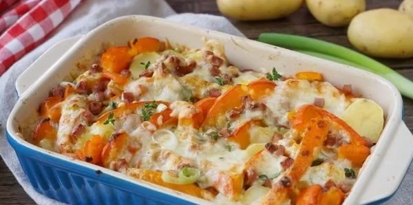 Kürbis-Auflauf mit Schinkenwürfeln und Kartoffeln im Flammkuchen-Stil