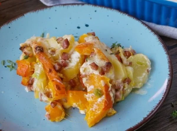 Kürbis-Auflauf mit Schinkenwürfeln & Kartoffeln im Flammkuchen-Style