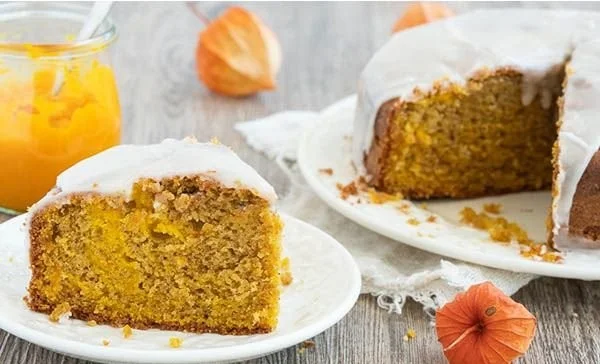 Frischer Kürbis-Gewürz-Kuchen auf einem Teller, dekoriert mit Zimt