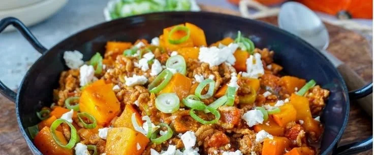 Kürbis-Hackfleisch-Pfanne mit Feta auf einem Teller angerichtet.