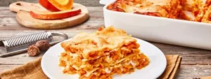 Köstliche Kürbis Lasagne auf einem Teller serviert