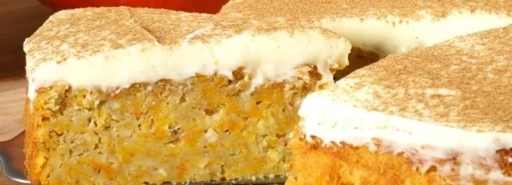 Köstlicher Kürbiskuchen mit Buttermilch und Frischkäsecreme auf einem Teller
