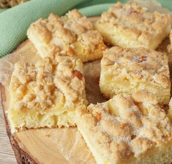 Leichter Apfelkuchen vom Blech mit Streuseln, frisch gebacken und verführerisch
