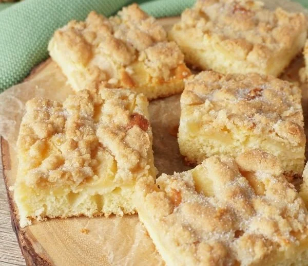 Einfacher Apfelkuchen vom Blech mit Streuseln