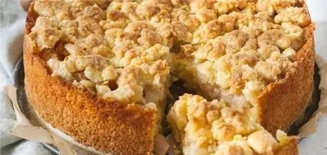 Omas berühmter Apfel-Streuselkuchen mit Streuseln und frischen Äpfeln