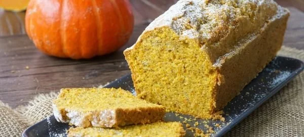 Saftiger Kürbiskuchen nach Omas Rezept, ideal für Herbst und Festlichkeiten.