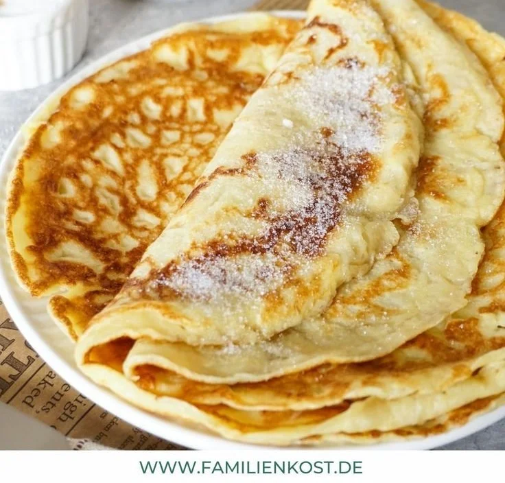 Leckere Pfannkuchen auf einem Teller serviert, goldbraun und fluffig.