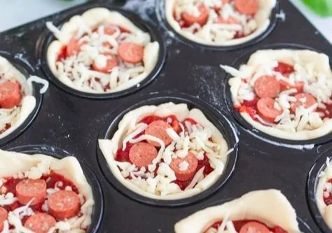 Leckere Pizza-Muffins frisch aus dem Ofen