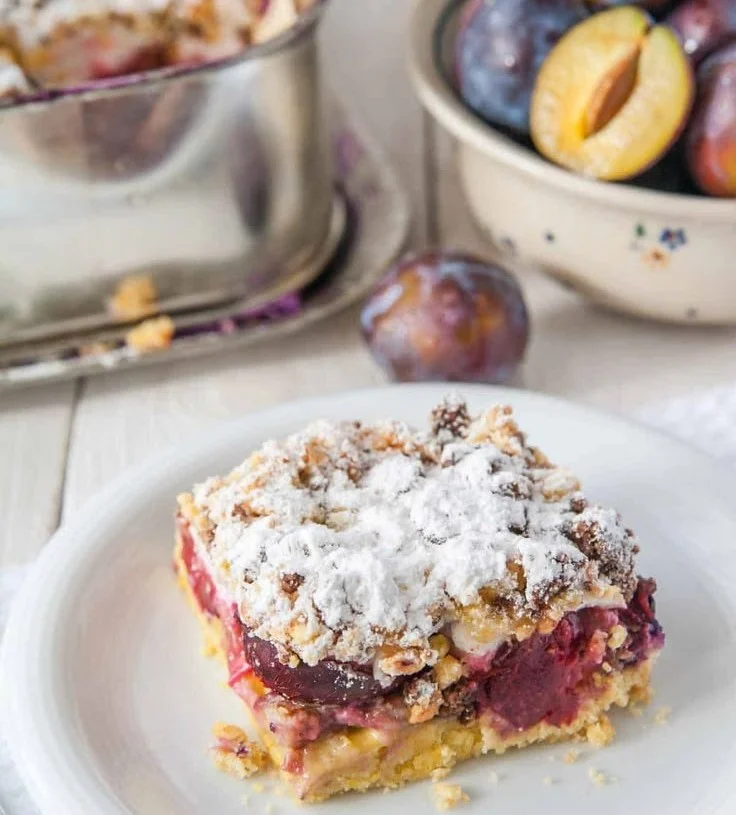 Polnischer Zwetschgenkuchen vom Blech mit Baiser, frisch gebacken und verführerisch.