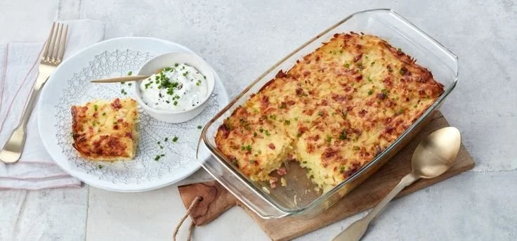 Leckere Rösti-Auflauf mit Käse und Gemüse, perfekt für ein herzhaftes Abendessen.