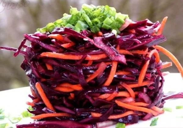 Rotkohl-Salat mit Karotten