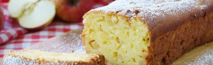 Saftiger Apfelkuchen frisch gebacken mit Äpfeln und Gewürzen