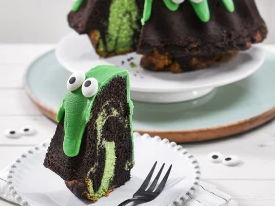 Saftiger Rührkuchen als Gugelhupf mit schwarzen Kakao und grünem Drip