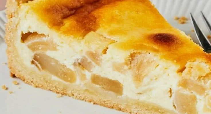 Schwäbischer Apfelkuchen mit Quark auf einem Tisch serviert