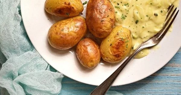 Senfeier mit Spitzkohl und Kartoffeln