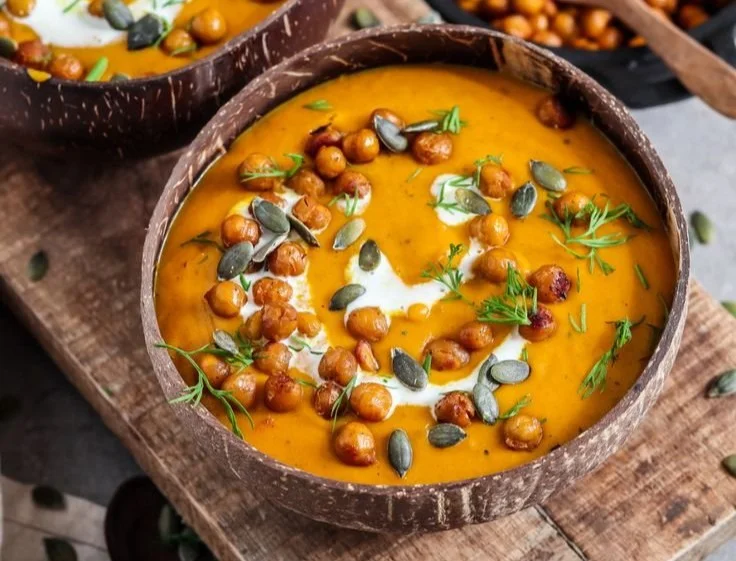 Vegane Kürbis Suppe mit gerösteten Kichererbsen in einer Schüssel serviert