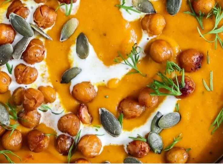 Vegane Kürbis Suppe mit knusprigen Kichererbsen