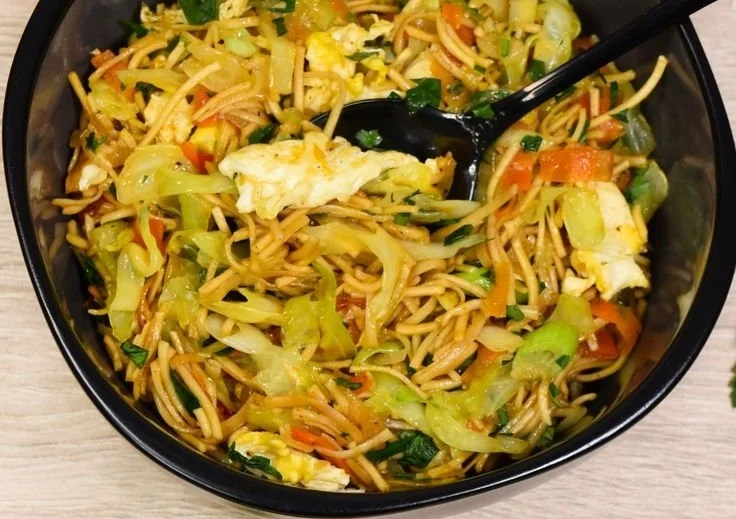 Vegetarische Bratnudeln mit Spitzkohl und Möhren